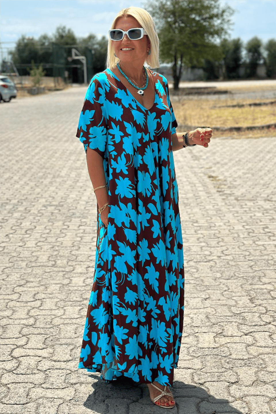 Robe décontractée élégante Brenda de Danoir Paris, tissu fluide noir avec coupe sophistiquée et détails modernes.