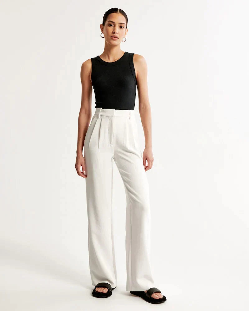Pantalons confortables et chics Sophie de Danoir Paris en noir, coupe courte, tissu doux, style élégant et décontracté.