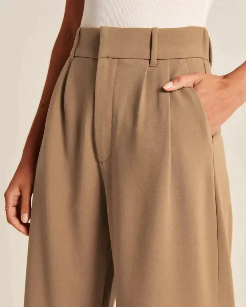 Pantalons confortables et chics Sophie de Danoir Paris, noir, coupe courte, tissu doux et élégant pour un style décontracté.