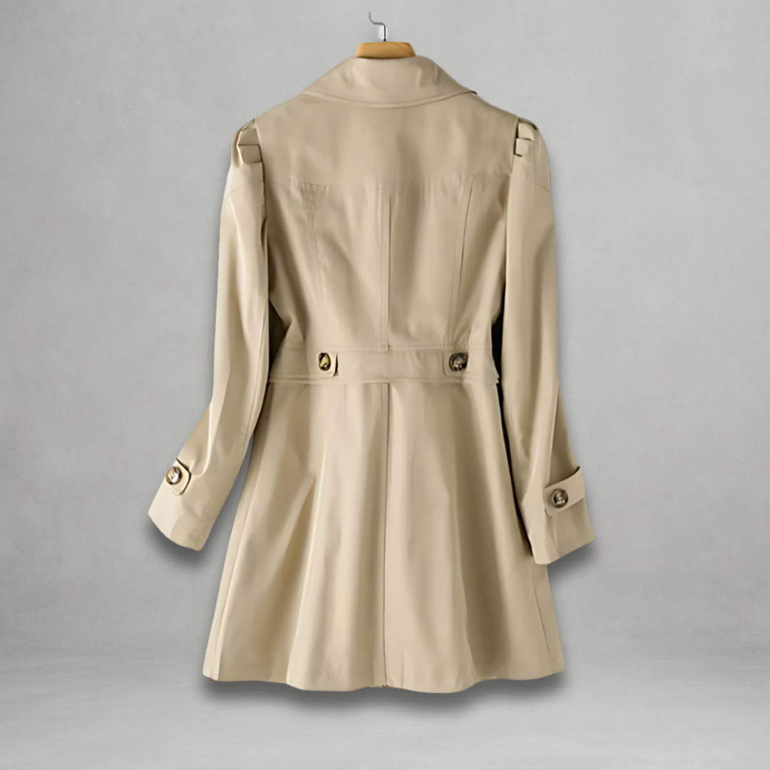 Manteau trench de printemps Daniela Danoir Paris en tissu noir avec ceinture et col classique, porté en extérieur.
