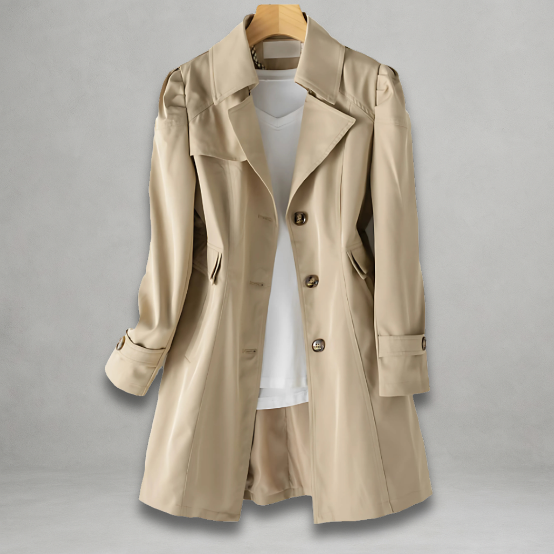 Trench-coat de printemps Daniela Danoir Paris en tissu noir avec ceinture et boutons, porté sur mannequin.