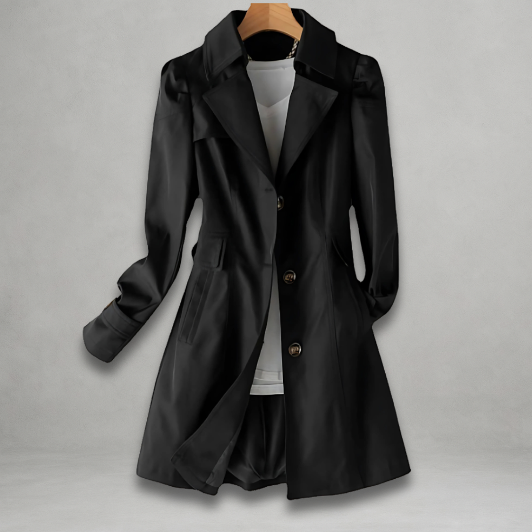 Manteau trench léger Daniela de printemps par Danoir Paris, noir, avec boutons et ceinture, porté sur un mannequin.