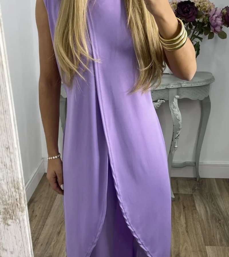 Ensemble chic sans manches Flavia de Danoir Paris, costume élégant noir avec détails sophistiqués, porté par un mannequin.
