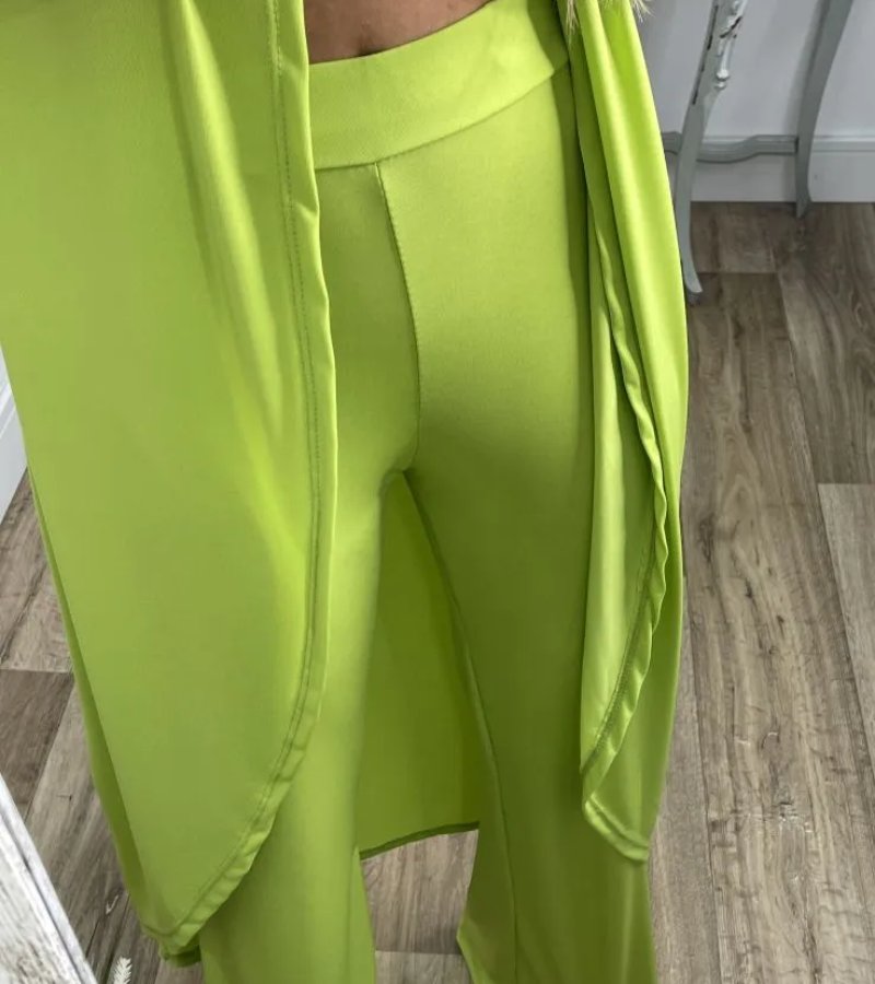 Ensemble chic sans manches Flavia de Danoir Paris, vêtement élégant noir avec détails sophistiqués, porté sur mannequin.