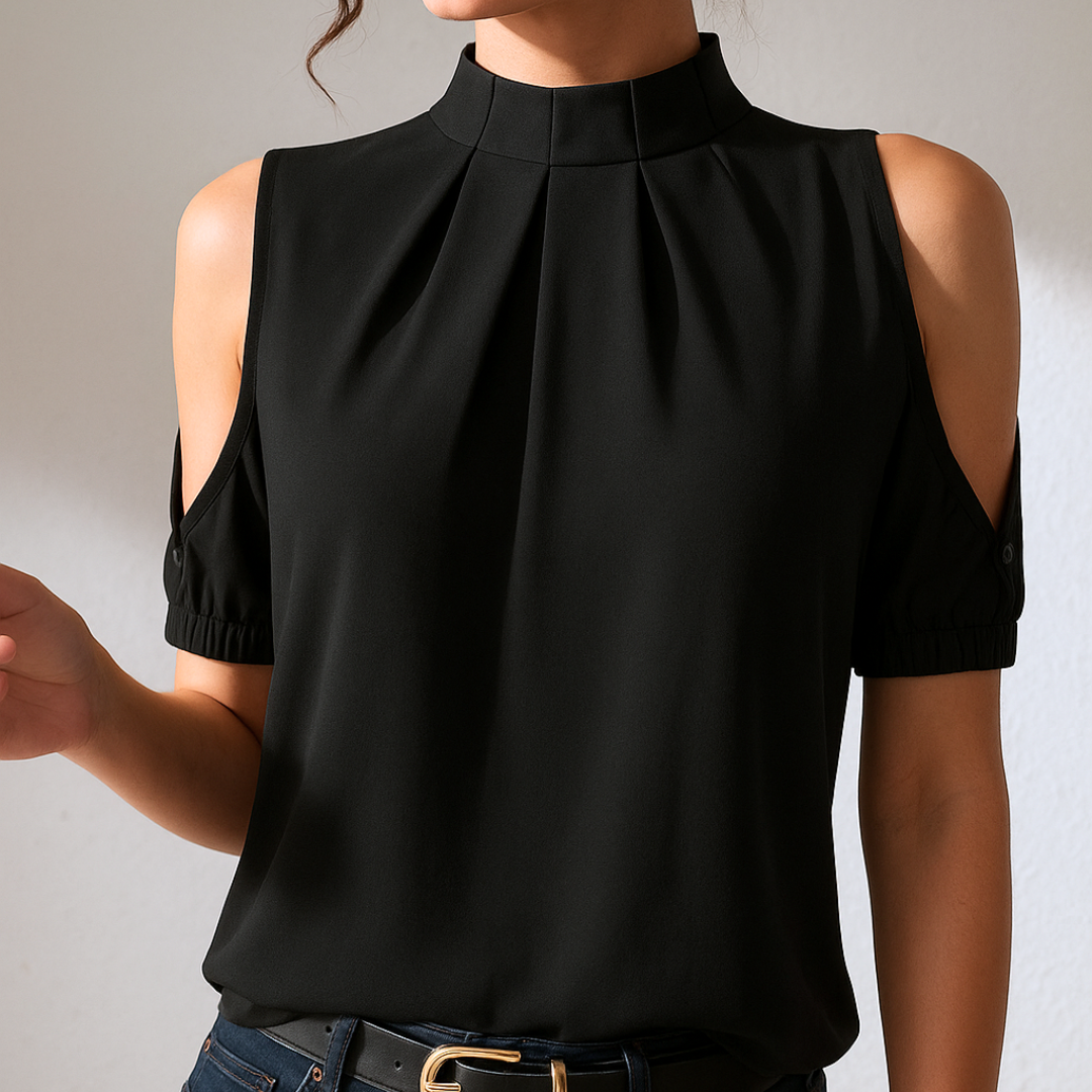 Blouse plissée élégante Inga de Danoir Paris, noir, en tissu fluide, portée avec manches longues et détails sophistiqués.