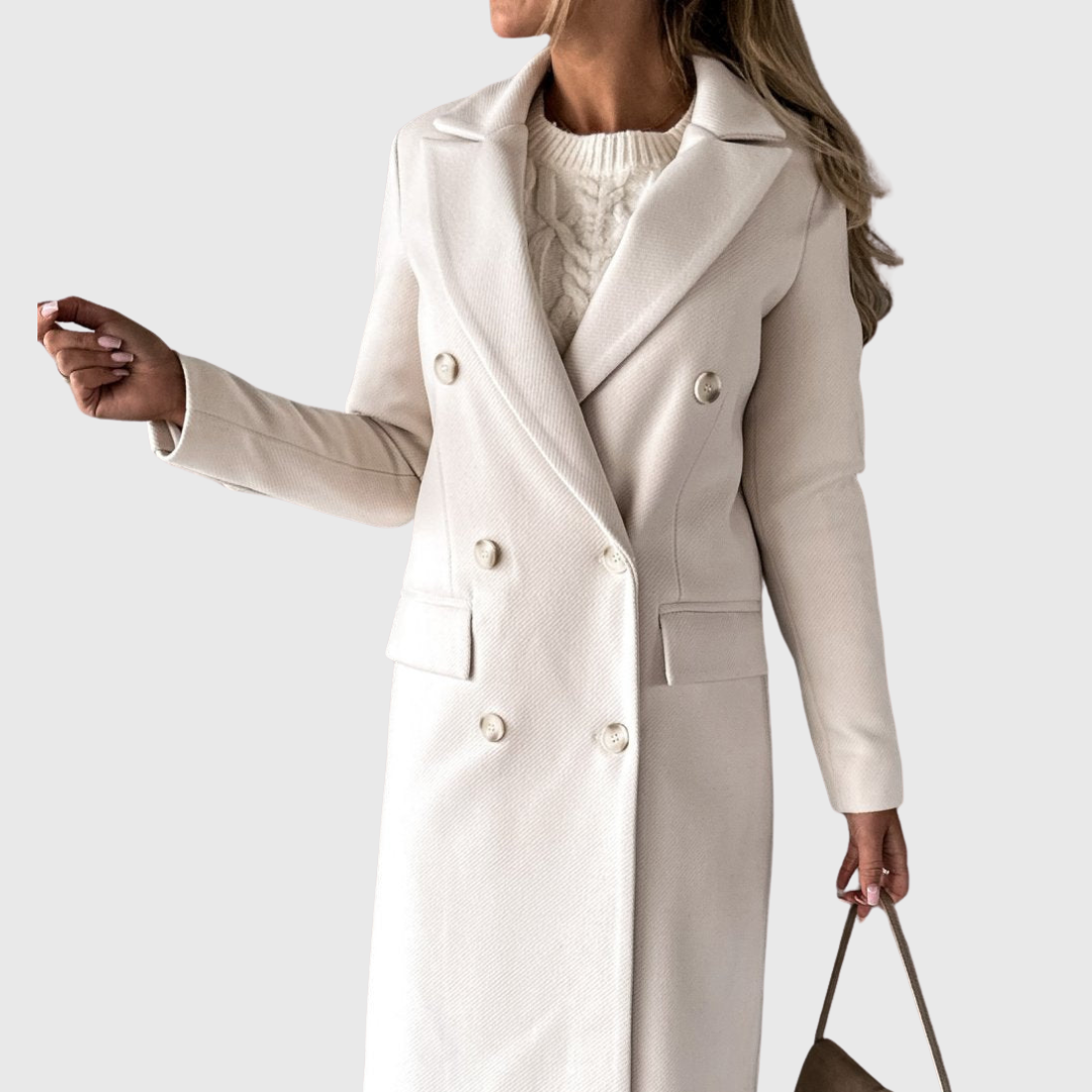Manteau intemporel noir Jolie par Danoir Paris, style élégant avec coupe classique, porté en hiver.