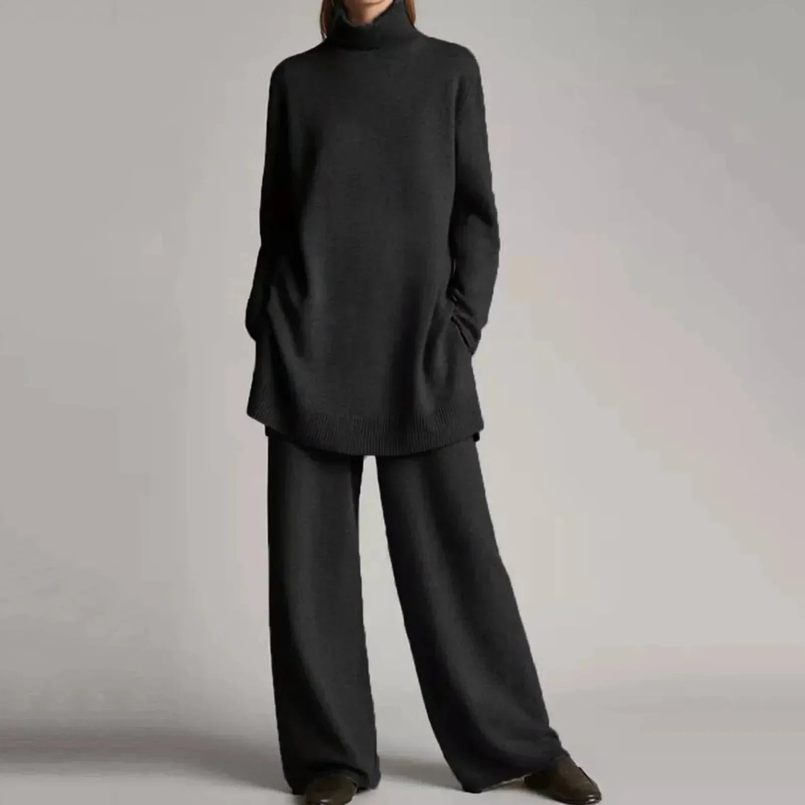 Ensemble chic et confortable Julia de Danoir Paris en noir, avec veste et pantalon élégants et décontractés.