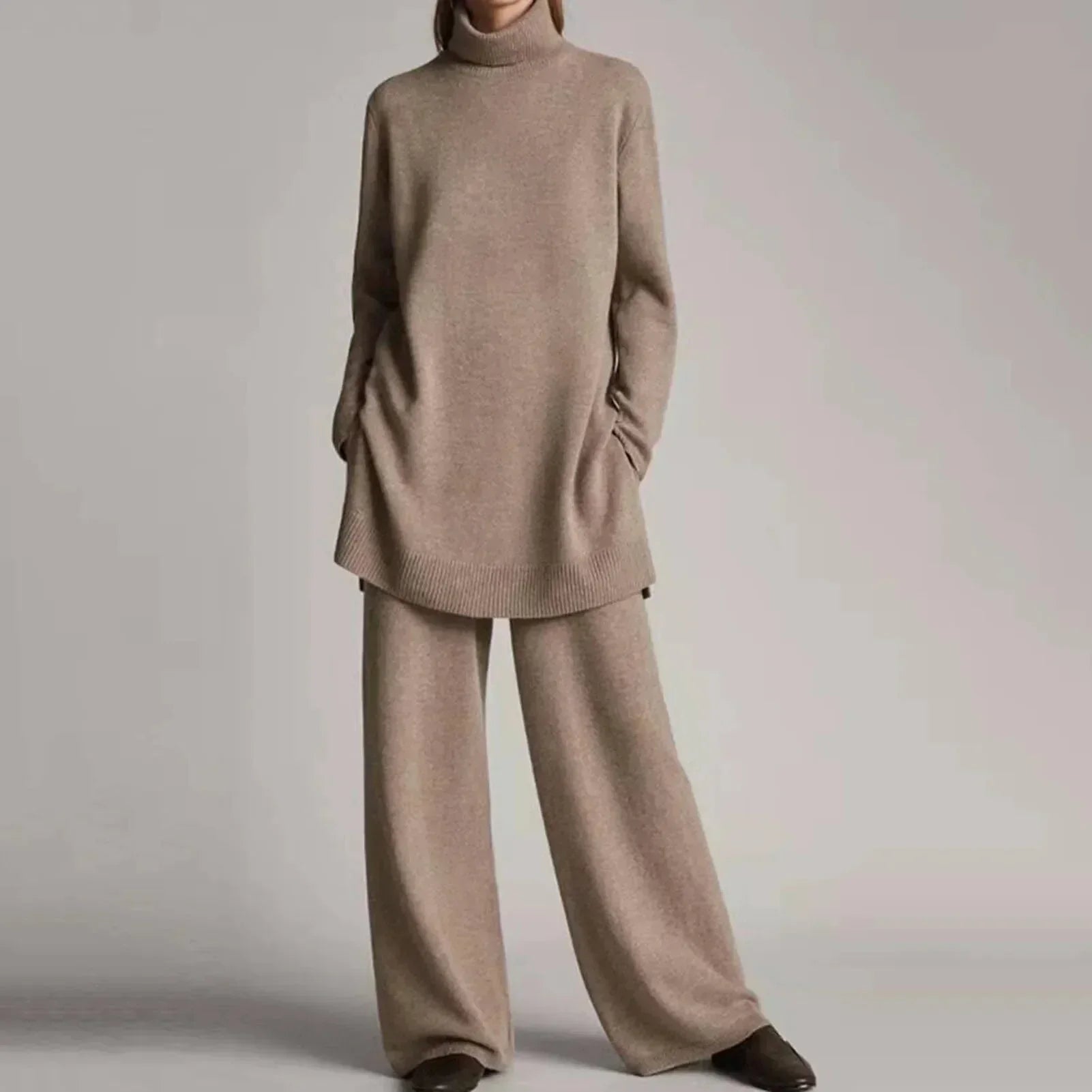 Ensemble chic et confortable Julia de Danoir Paris, en tissu noir élégant, avec détails sophistiqués et coupe fluide.