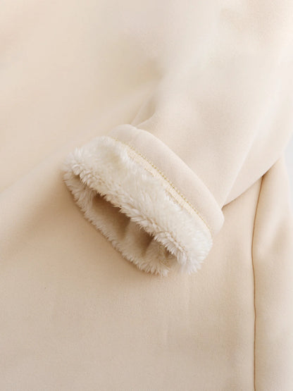 Ensemble hivernal chic Maëlle de Danoir Paris, composé d’un manteau noir et d’un vêtement élégant pour femmes.
