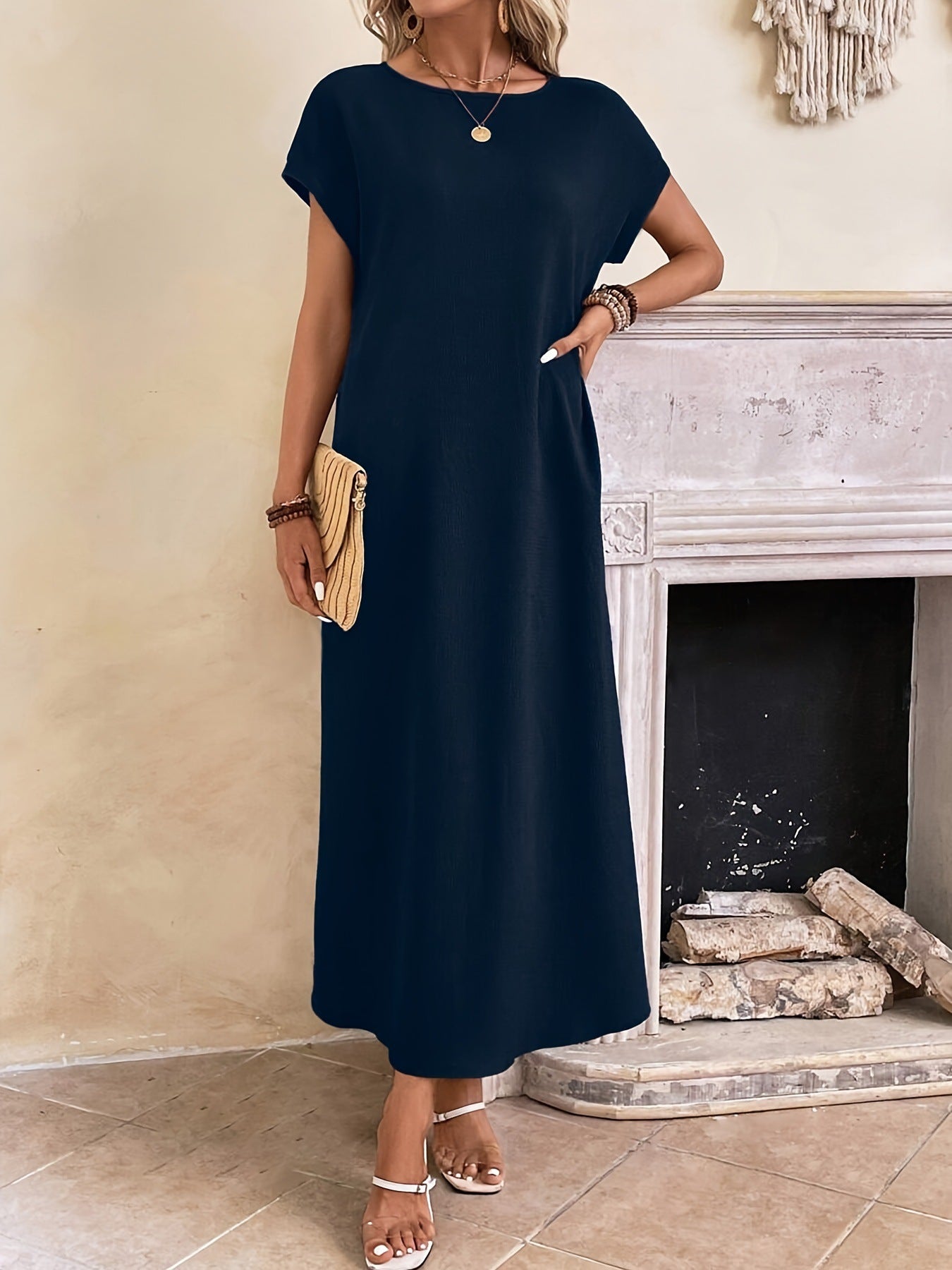 Robe longue élégante et minimaliste Margaux™ de Danoir Paris, en tissu noir, vue de face sur mannequin.
