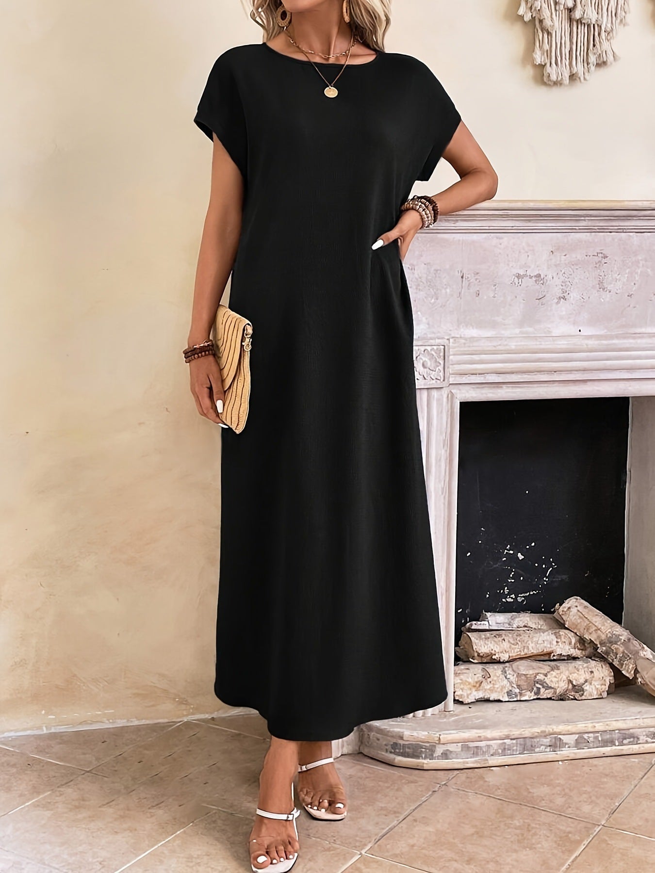 Robe longue élégante et minimaliste Margaux™ de Danoir Paris, en tissu noir, portée avec un style chic et épuré.