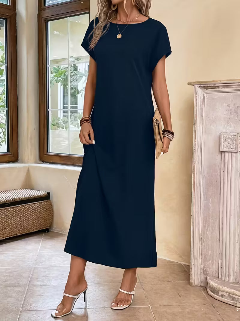Robe longue élégante et minimaliste Margaux™ de Danoir Paris, noire, en tissu fluide, portée avec simplicité et sophistication.