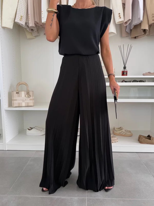 Ensemble élégant et confortable Maruja de Danoir Paris, en tissu noir avec détails sophistiqués, porté par un mannequin.