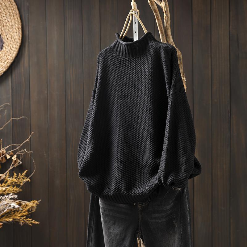 Pull tricoté noir Mia de Danoir Paris porté, style élégant et confortable, détail du tissu en laine finie, look moderne.