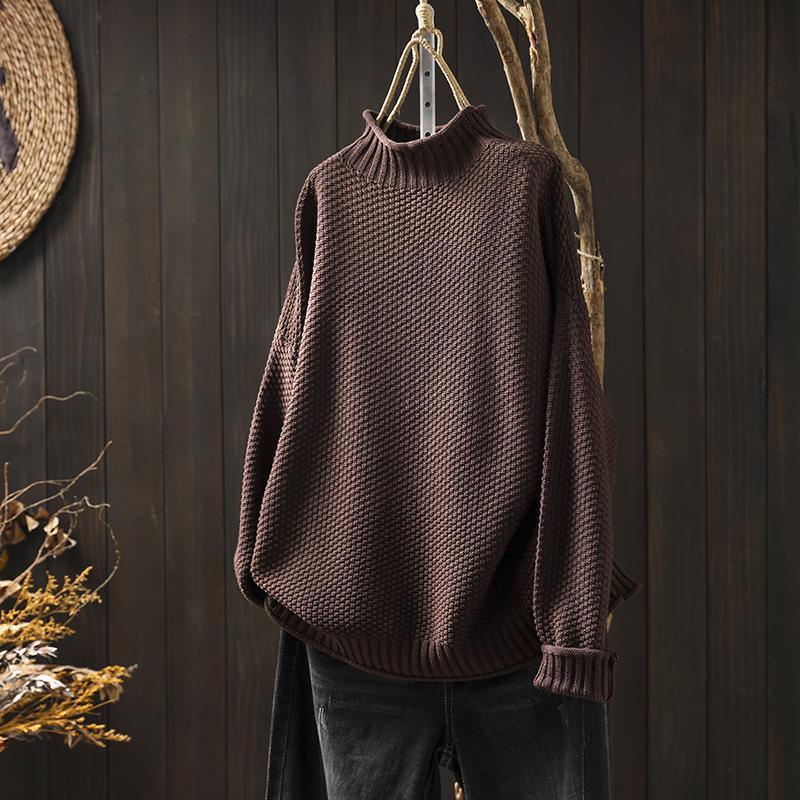 Pull tricoté noir Mia de Danoir Paris porté, style élégant, détails du tissu et coupe moderne visibles.