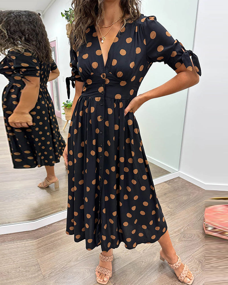 Robe Miley à pois noire de Danoir Paris, V-cou, style élégant, tissu fluide, parfaite pour une tenue chic et décontractée.
