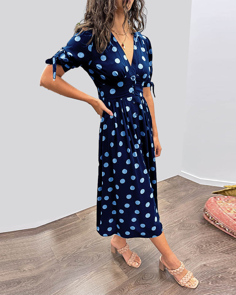 Robe Miley à pois noire avec col en V, robe courte élégante de Danoir Paris, vue de face sur fond blanc.