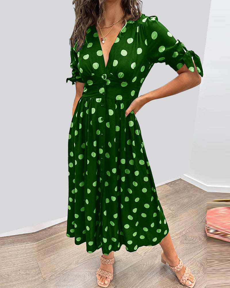 Robe Miley à pois noire de Danoir Paris, robe courte à décolleté en V avec motif à pois, portée élégante et féminine.