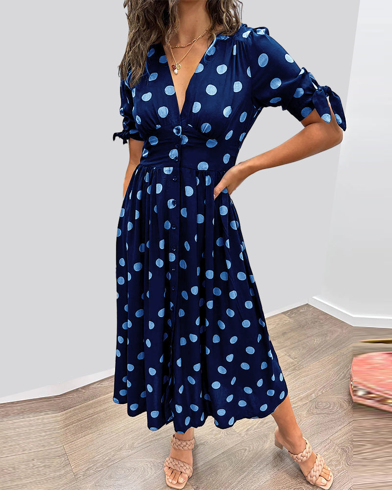 Robe noire Danoir Paris Miley à pois avec col en V, style élégant et féminin, portée sur mannequin.