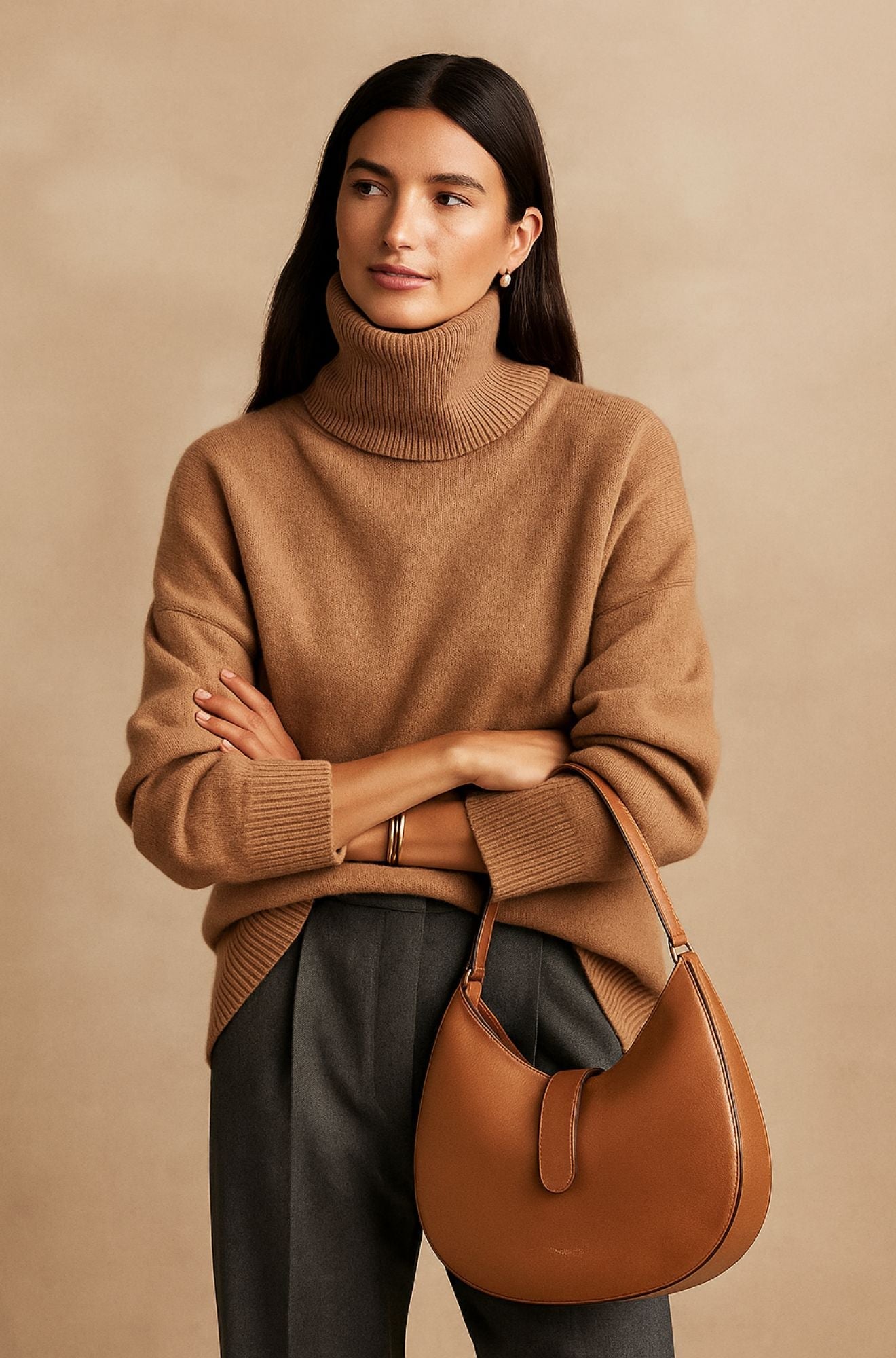 Pull en cachemire noir Danoir Paris avec rosette élégante, tissu doux et finition raffinée, porté sur un mannequin.