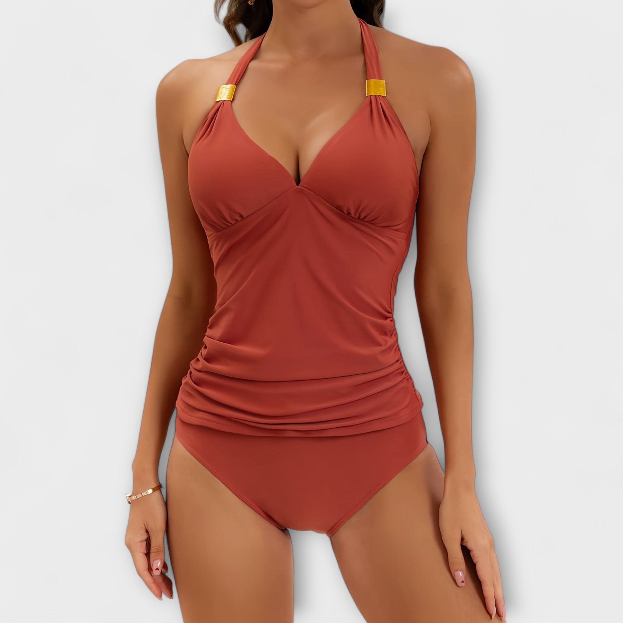 Maillot de bain deux pièces Sienna de Danoir Paris, noir, avec détails élégants, porté en mode plage.
