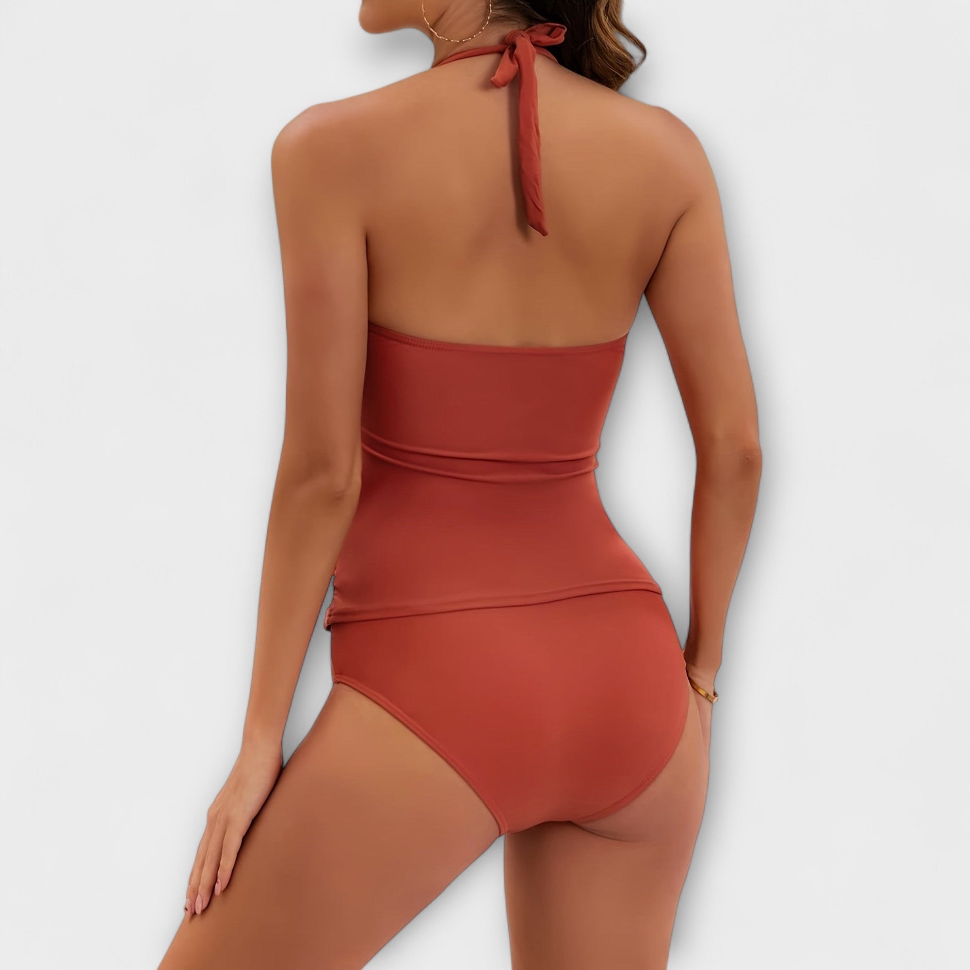 Maillot de bain deux pièces Sienna de Danoir Paris, noir, avec motif élégant et coupe flatteuse, porté sur une mannequin.