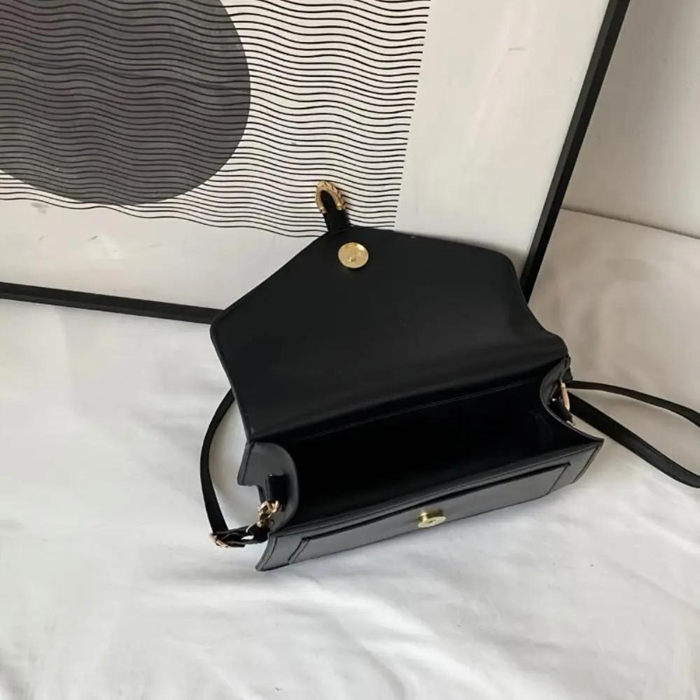 Sac à bandoulière noir Danoir Paris Tessa, sac élégant et minimaliste visible en détail dans l'image.
