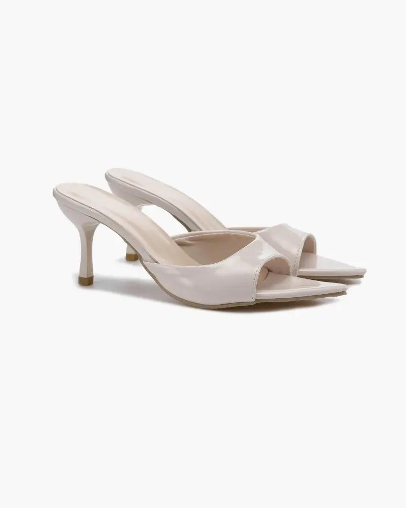 Escarpins nude Danoir Paris Gia Heels avec talons élégants, vue en gros plan sur le modèle.