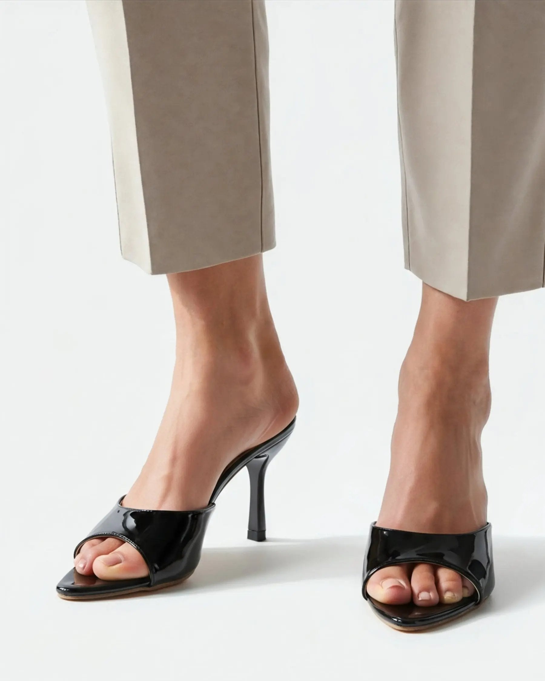 Escarpins nude Danoir Paris Gia Heels en cuir avec talons hauts, visibles sur l'image.