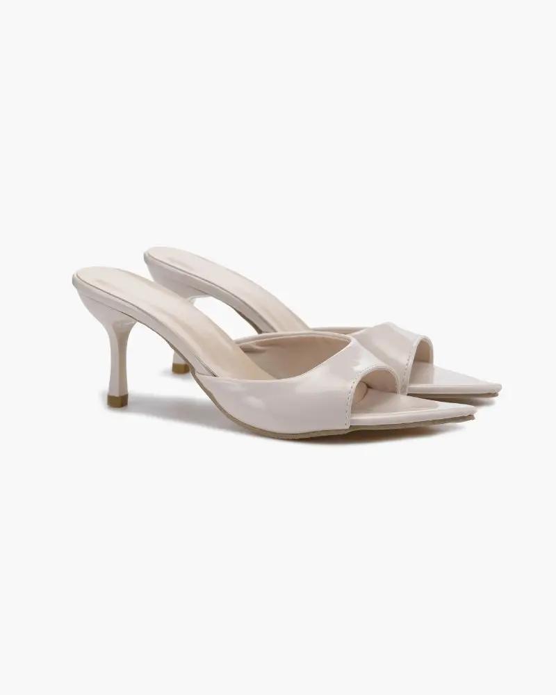 Chaussures à talons Gia de Danoir Paris en nude, vue de côté, avec talon haut et finition élégante.