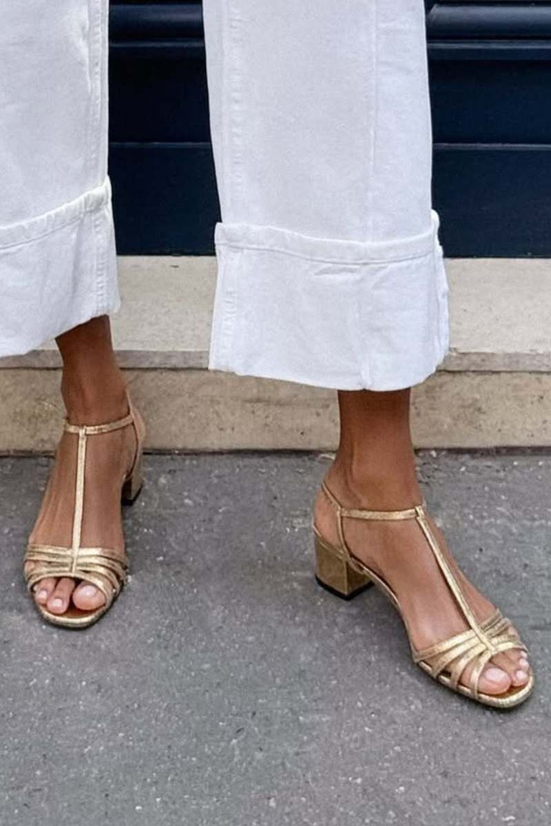Sandales dorées Allegra Danoir Paris, élégantes et confortables, parfaites pour un style chic au quotidien.