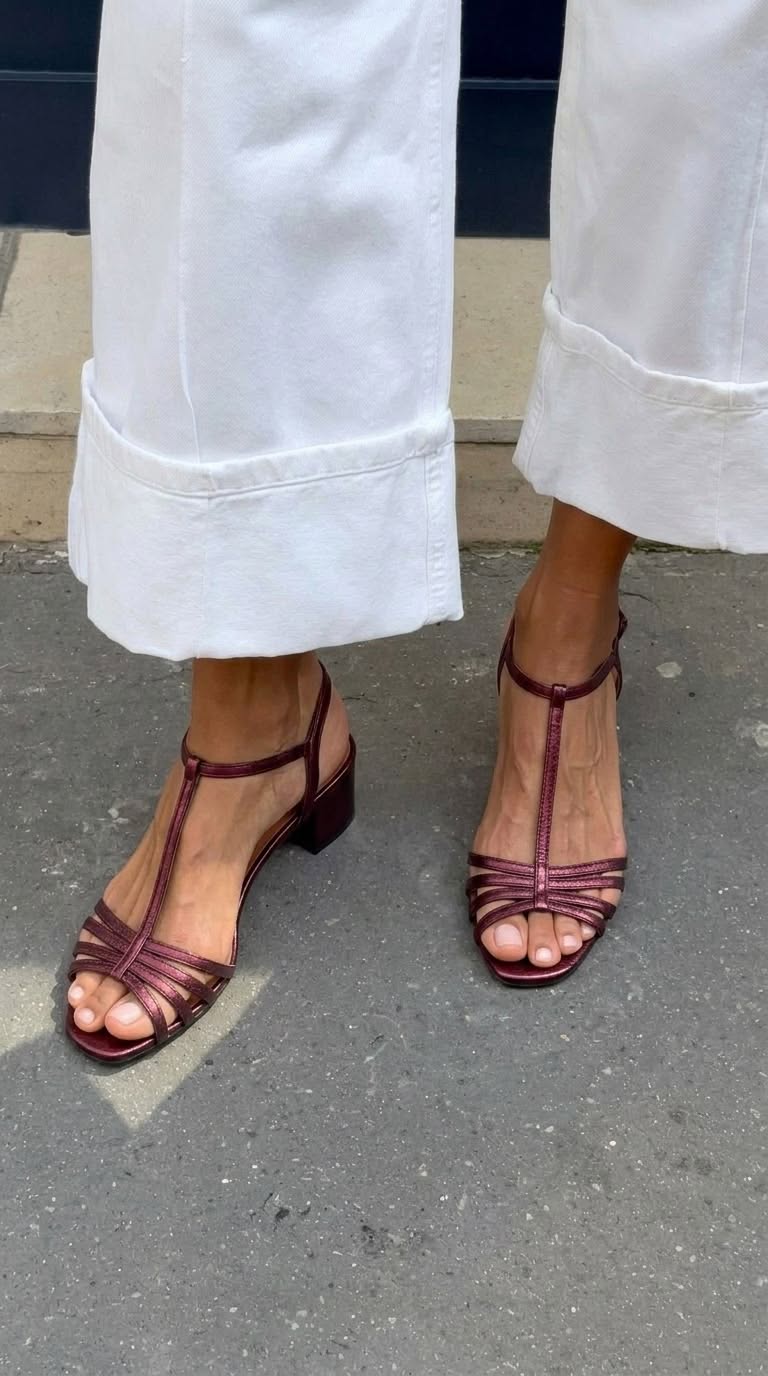 Sandales dorées Allegra de Danoir Paris, élégantes et confortables, pour un style quotidien chic, visibles en gros plan.