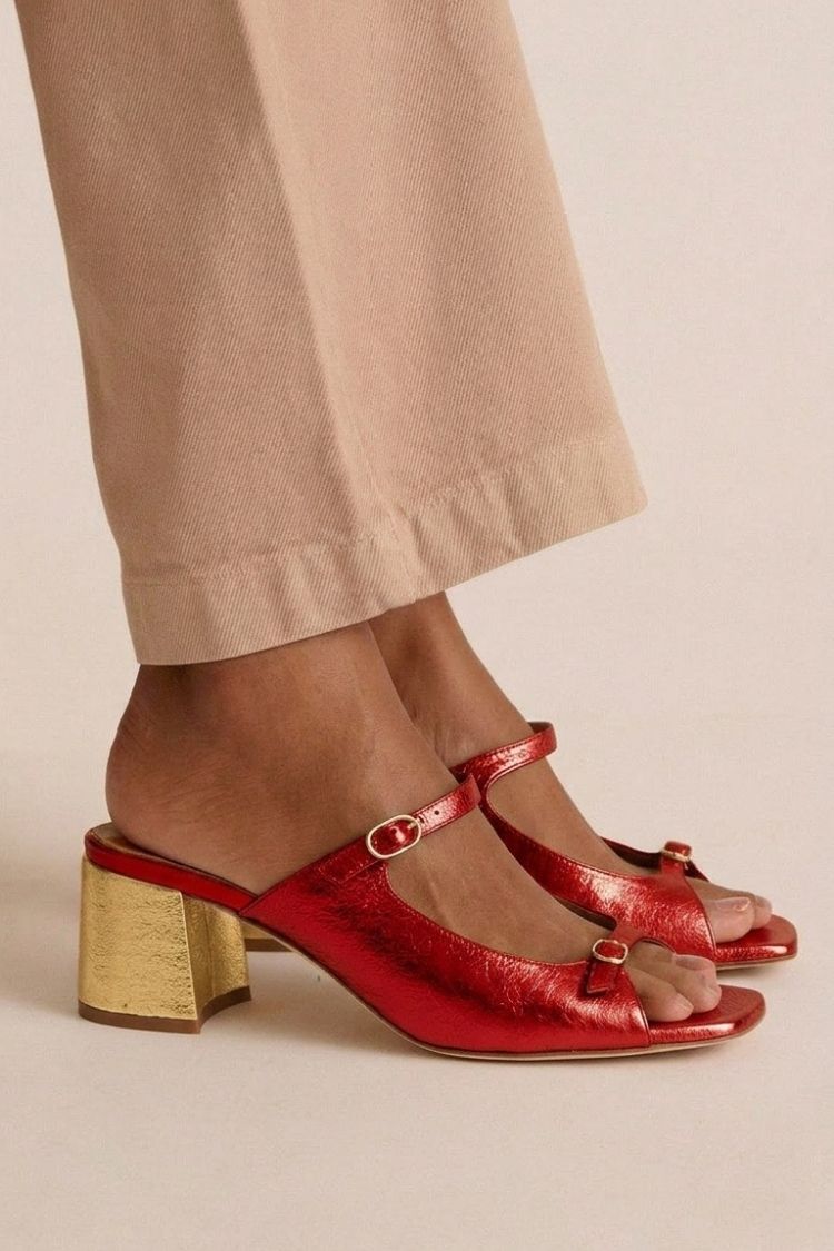 Sandales élégantes Riviera Valentina de Danoir Paris, en cuir beige avec talon moyen et design sophistiqué, pour femmes.