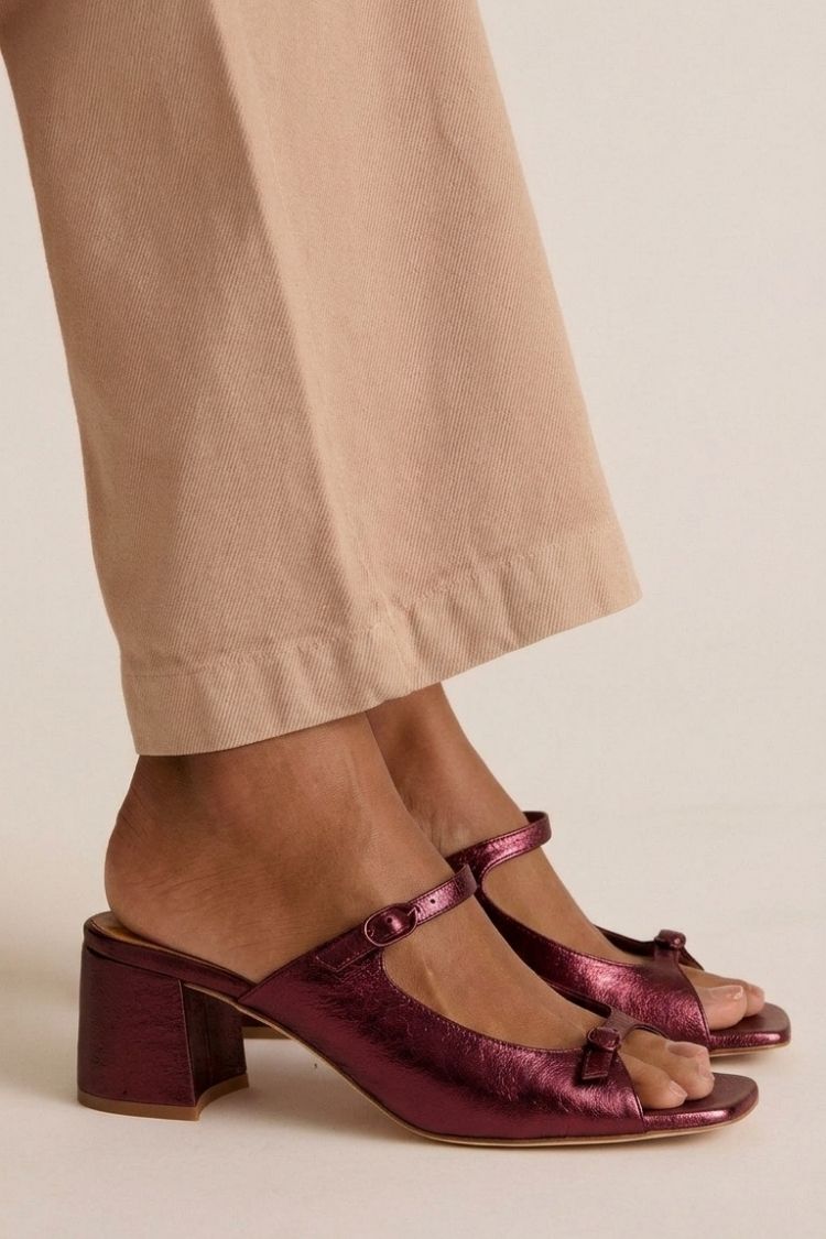 Sandales élégantes Valentina de Danoir Paris avec bride fine et semelle en cuir, parfaites pour un look sophistiqué.