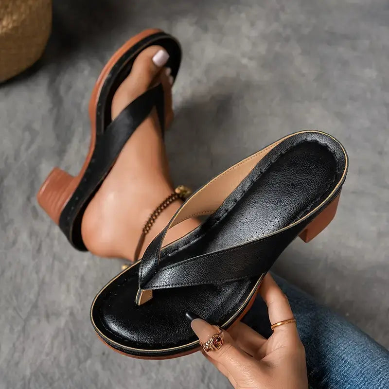 Sandales Danoir Paris en or, élégantes et confortables, avec semelle en cuir et design sophistiqué pour femme.