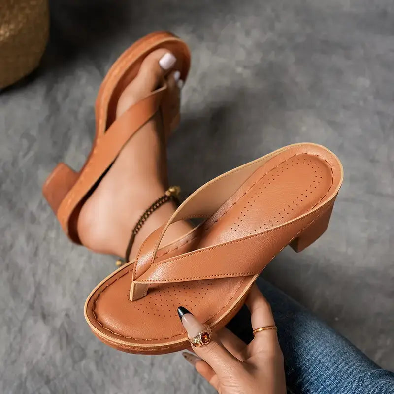 Sandales Danoir Paris en cuir noir, élégantes et confortables, avec bride à boucle et semelle antidérapante.