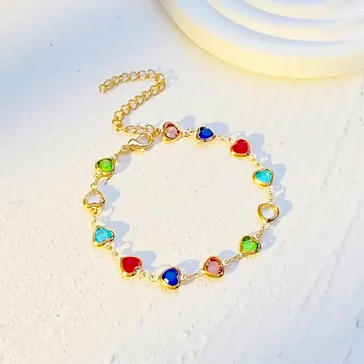 Bracelet en forme de cœur de la marque Danoir Paris, orné d'un design unique et élégant, visible en gros plan.