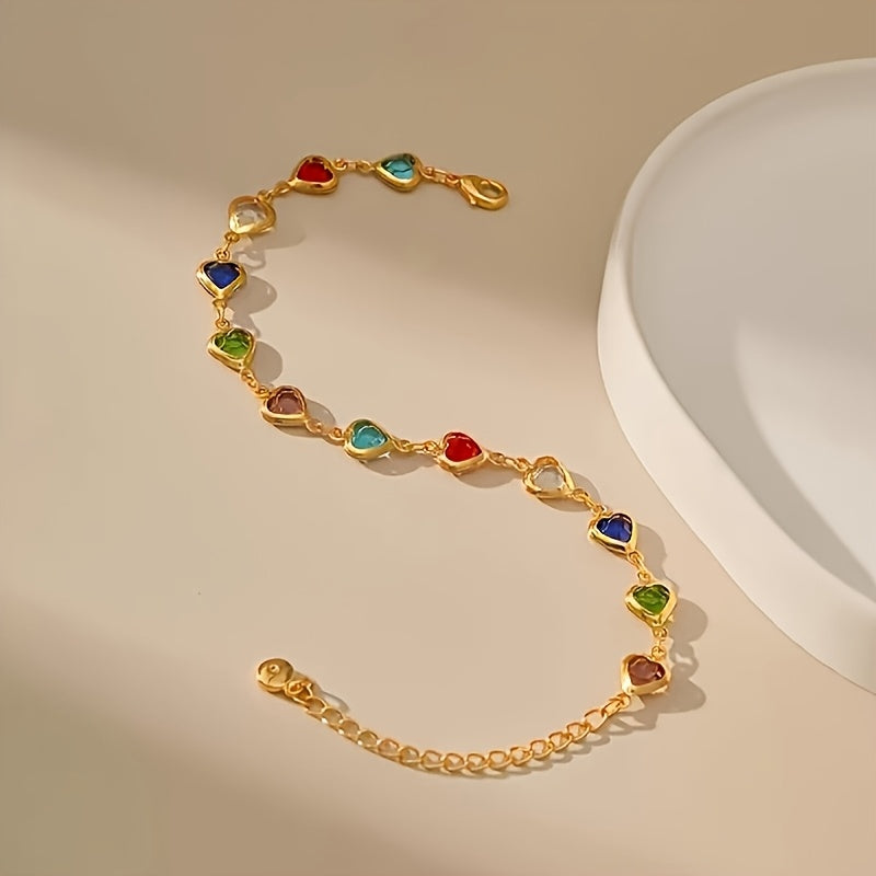 Bracelet unique en forme de cœur de Danoir Paris, en métal argenté avec détails élégants, porté au poignet.