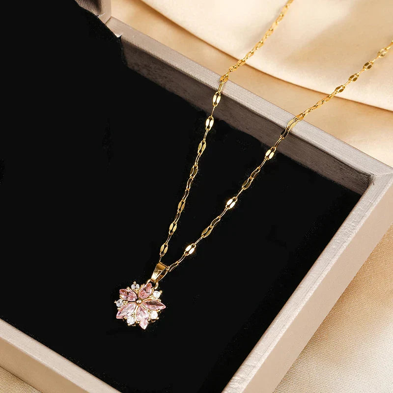 Collier Sakura Rose romantique en acier inoxydable de Danoir Paris, avec pendentif floral délicat et design élégant.