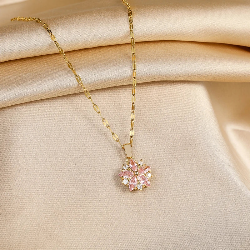 Collier Sakura Rose romantique en acier inoxydable de Danoir Paris, pendentif floral élégant pour femme