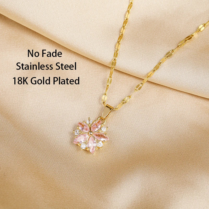 Collier Sakura Rose romantique en acier inoxydable, bijou élégant avec pendentif floral, de la marque Danoir Paris.
