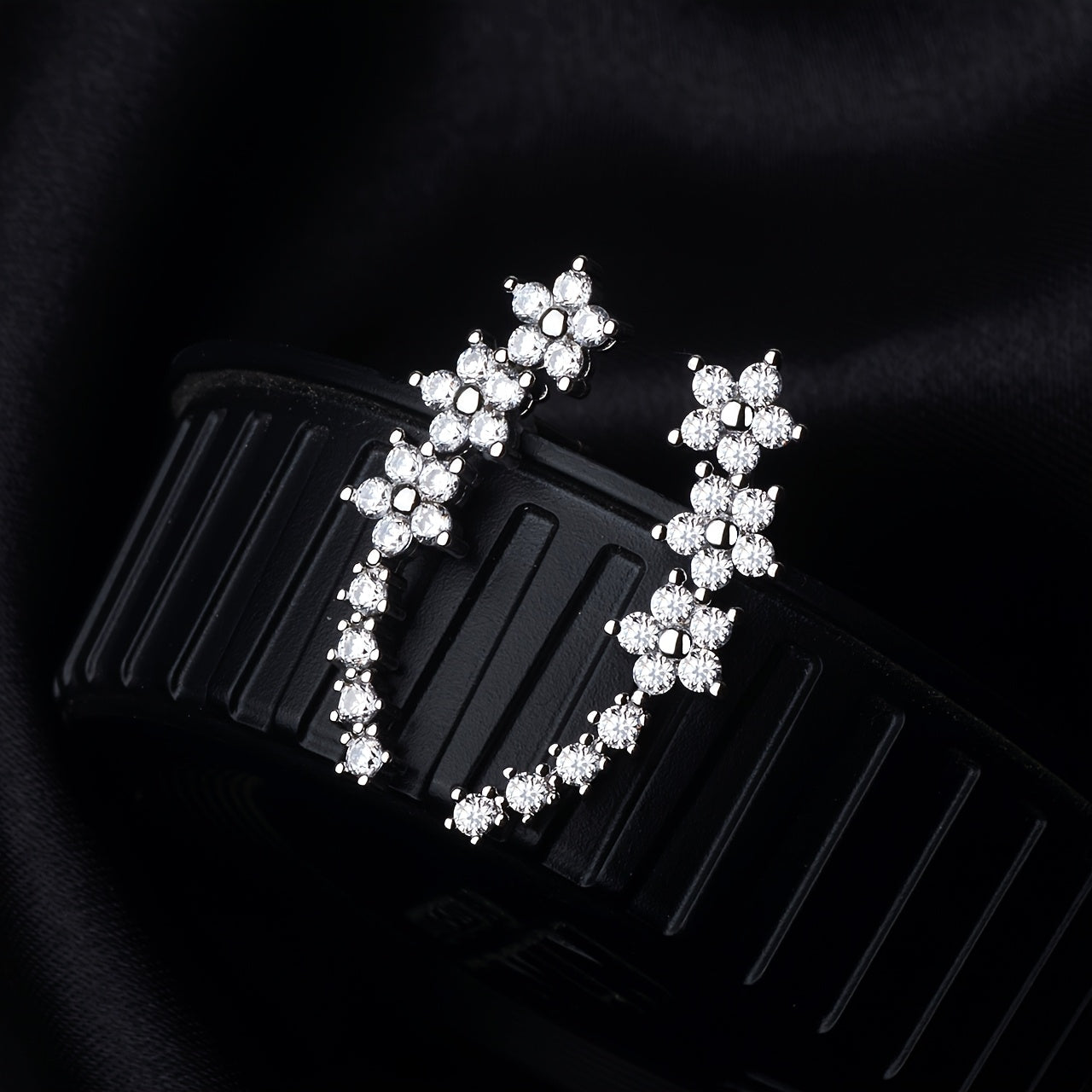 Boucles d'oreilles intemporelles en fleurs Danoir Paris, or rose, avec détails floraux élégants et finition raffinée.