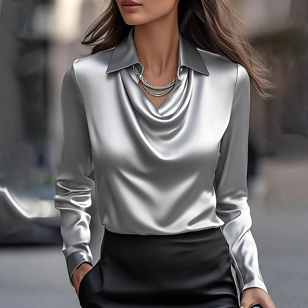 Chemisier brillant Danoir Paris Emma, élégant, en tissu fluide, avec col et manches longues, porté par une mannequin.