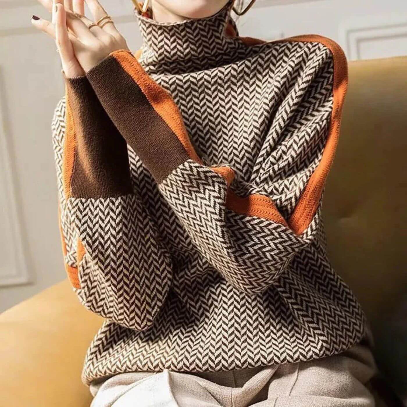 Pull roulé chic Hazel en chevrons de Danoir Paris, orange, doux tissu avec motif à rayures en chevrons.