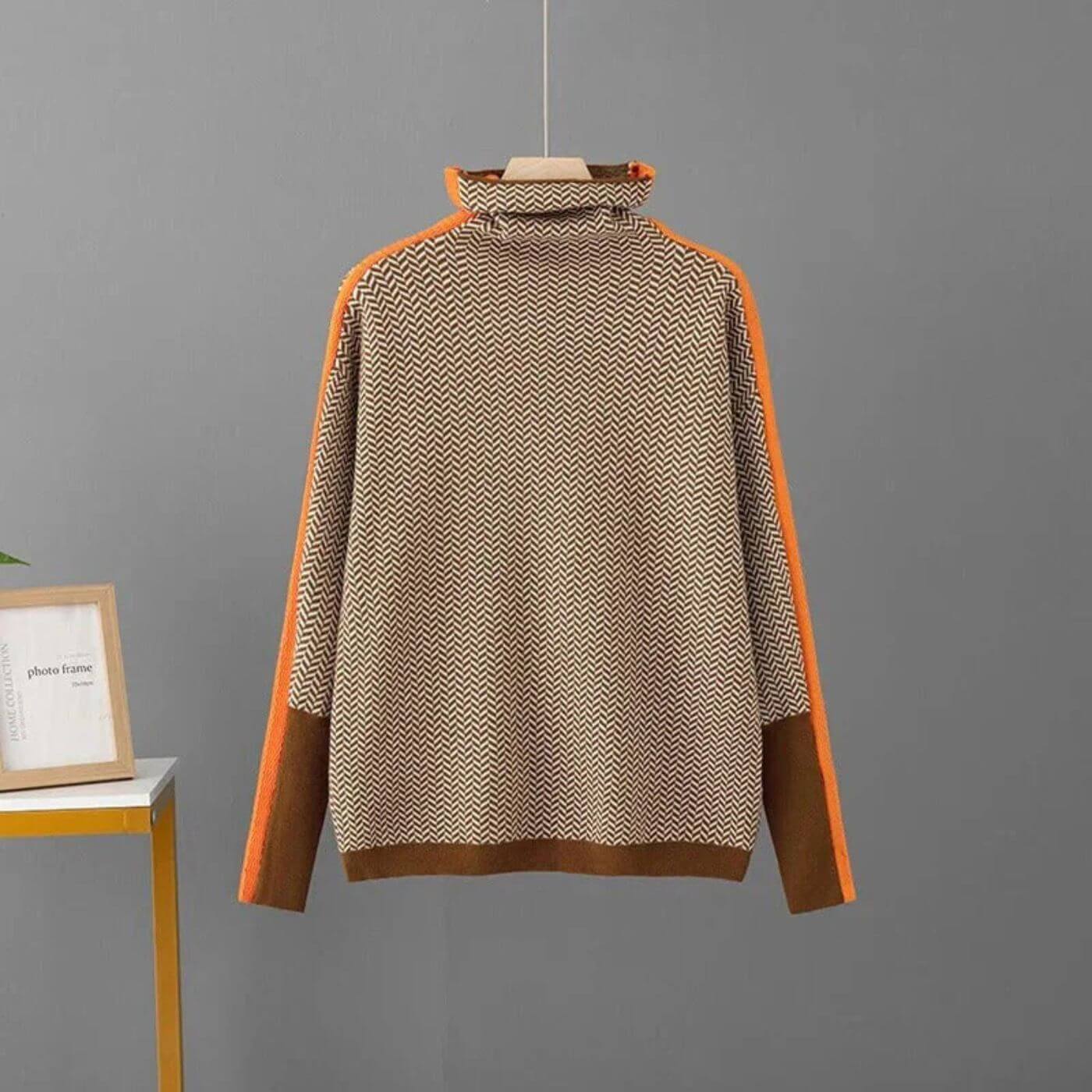 Pull roulé chic Hazel en chevrons orange de Danoir Paris, pull en maille à col roulé élégant et tendance pour femmes.