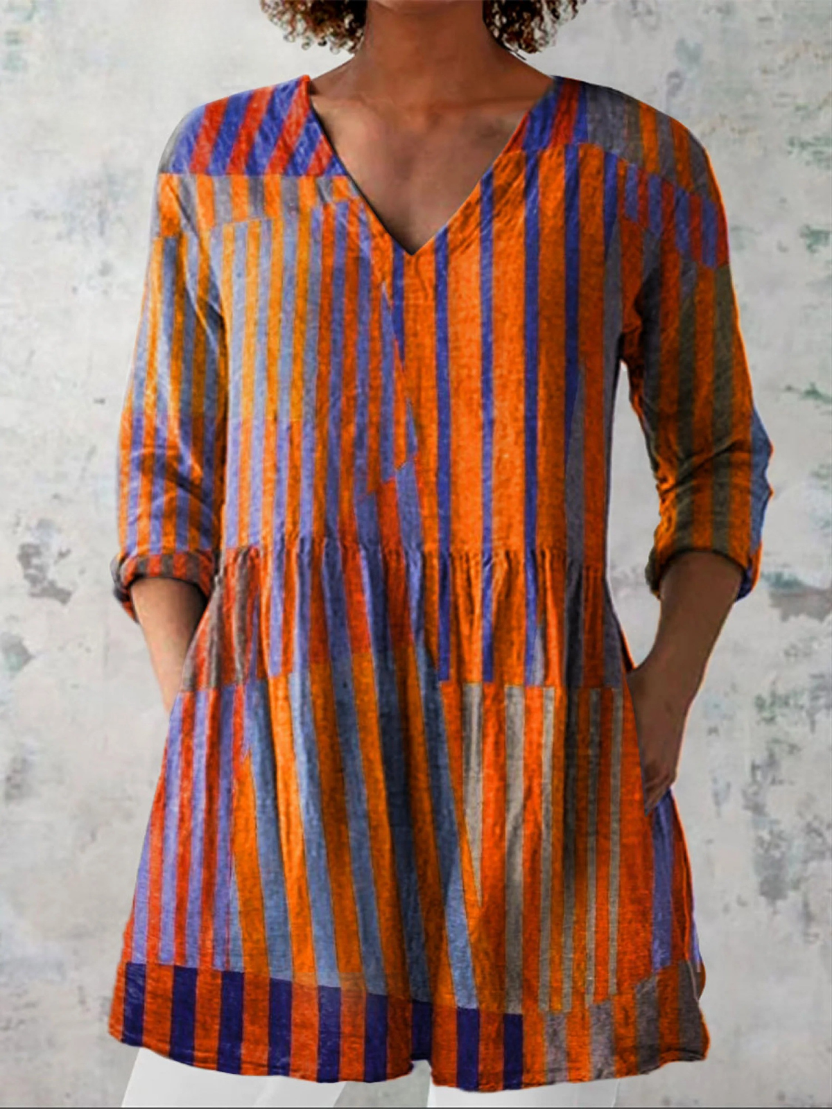 Longue blouse orange Nadia de Danoir Paris avec col en V et manches longues, vue en gros plan sur le tissu et le style élégants.