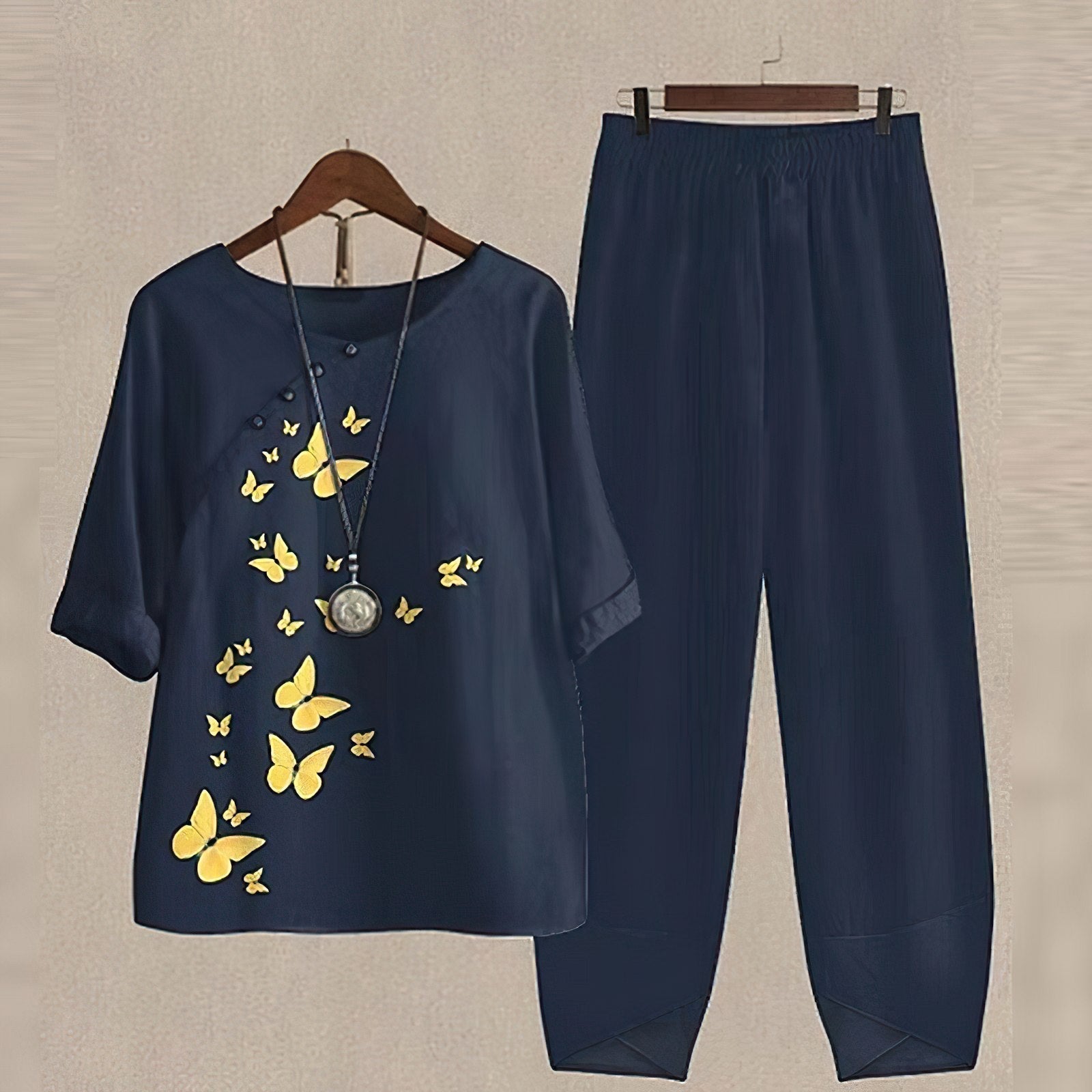 Ensemble chemise et pantalon Lilou de Danoir Paris, vêtement confortable et chic, couleur verte, pour un style élégant et décontracté.