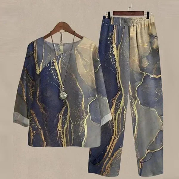 Ensemble chemise et pantalon Lilou de Danoir Paris, vêtement confortable et chic, en tissu vert.