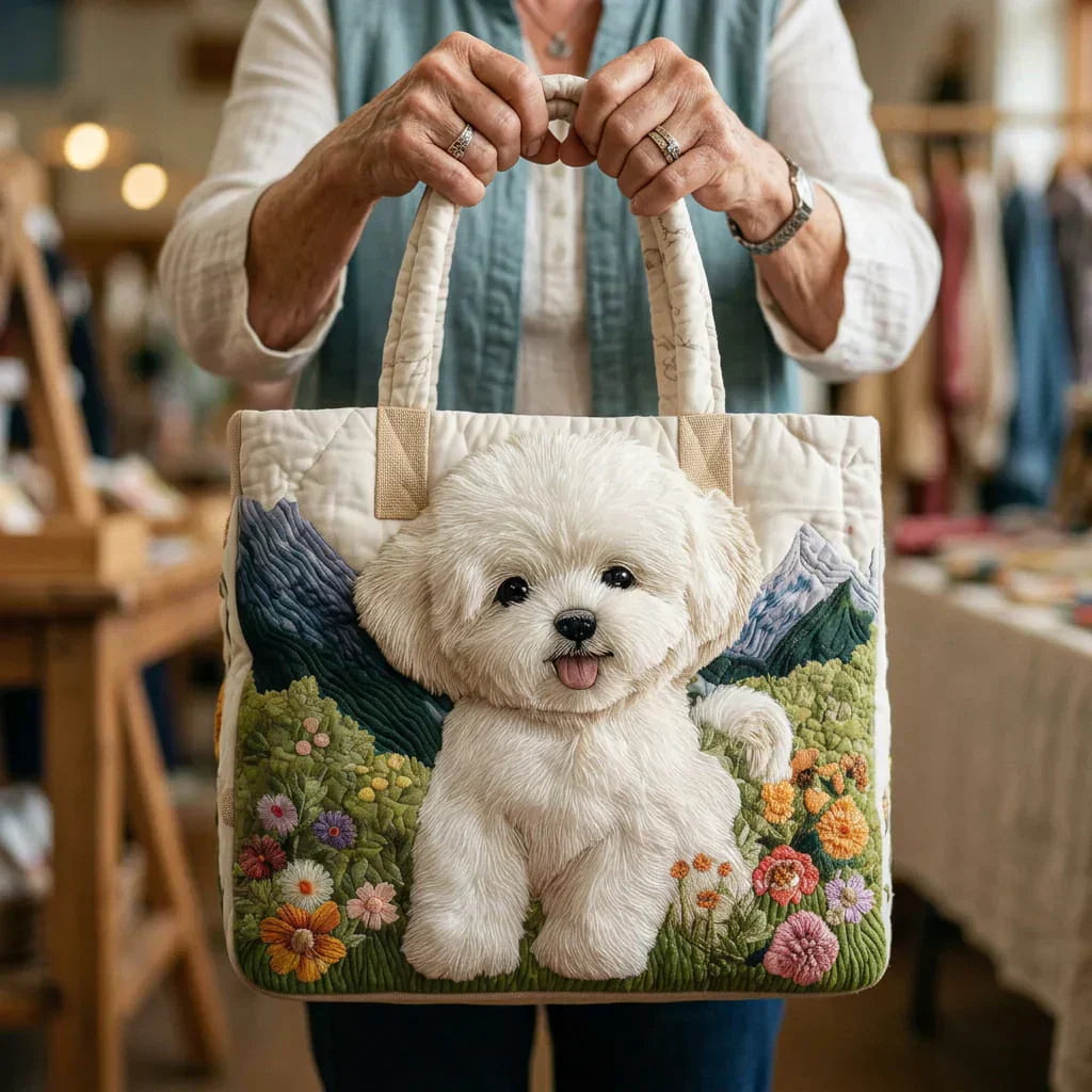 Sac porte Olivia Danoir Paris avec motif artisanal, en cuir beige, style élégant et sans effort, 38 cm x 35 cm.