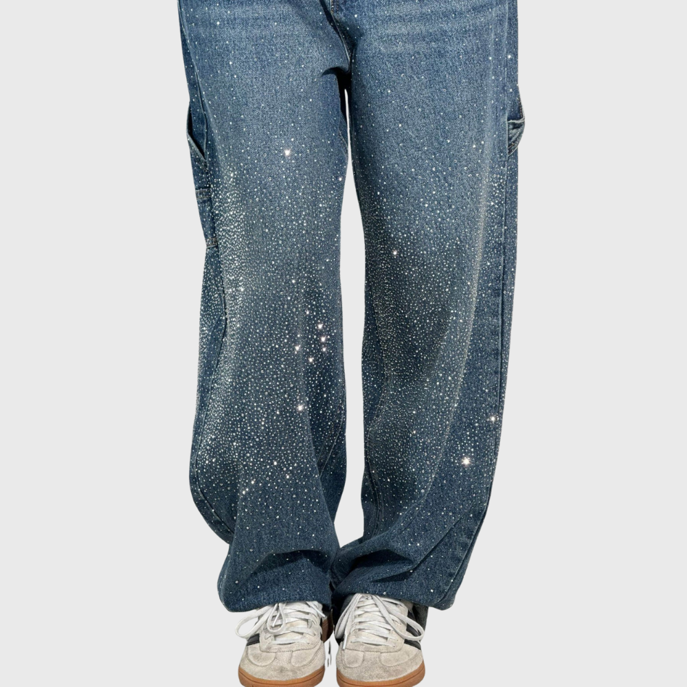Pantalon ballon élégant Alice™ de Danoir Paris, coupe fluide, tissu léger, couleur neutre, porté avec une blouse blanche.
